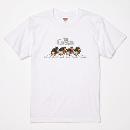 THE CORGIS | コーギー 横断歩道 ゆるかわパロディTシャツ【犬好き・愛犬家・ギフトに最適】