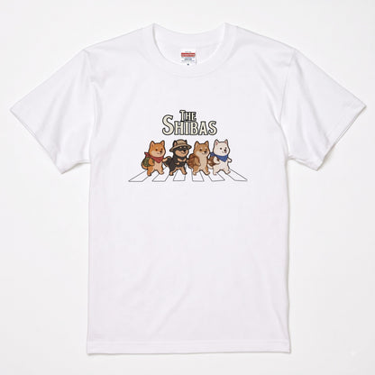 THE SHIBAS | 横断歩道 ゆるかわ 柴犬 キャンプ パロディTシャツ【犬好き・愛犬家・アウトドア・ギフトに最適】