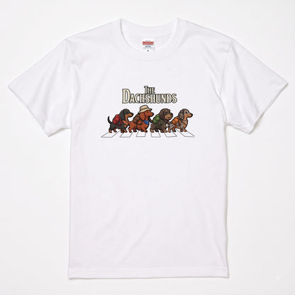 THE DACHSHUNDS | 横断歩道 ゆるかわ ダックスフンド キャンプ パロディTシャツ【犬好き・愛犬家・アウトドア・ギフトに最適】