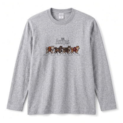 THE AKITAS | 秋田犬 横断歩道 バンド風 ロンT 長袖Tシャツ 日本犬 犬好き ロック【秋田犬グッズ・愛犬家・散歩・おもしろ・かわいい・誕生日ギフトに最適】