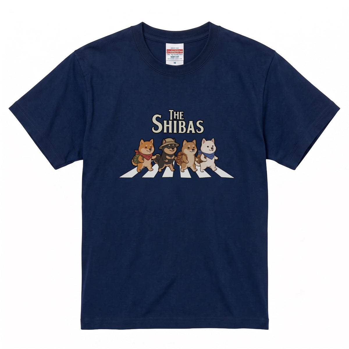 THE SHIBAS | 横断歩道 ゆるかわ 柴犬 キャンプ パロディTシャツ【犬好き・愛犬家・アウトドア・ギフトに最適】