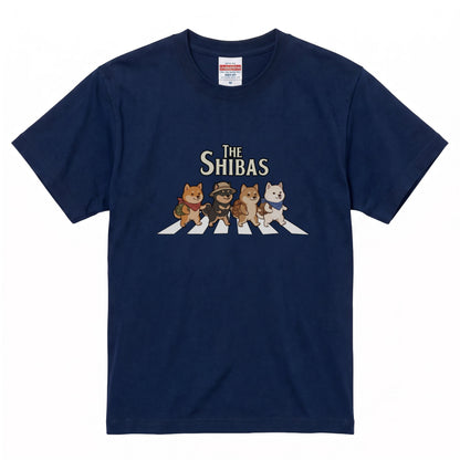 THE SHIBAS | 横断歩道 ゆるかわ 柴犬 キャンプ パロディTシャツ【犬好き・愛犬家・アウトドア・ギフトに最適】