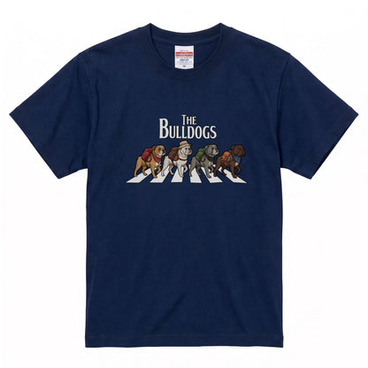 THE BULLDOGS | 横断歩道 ゆるかわ ブルドッグ キャンプ パロディTシャツ【犬好き・愛犬家・アウトドア・ギフトに最適】