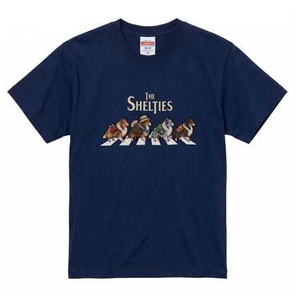 THE SHELTIES 横断歩道 キャンプ ゆるかわ Tシャツ 【犬好き・愛犬家・アウトドア・ギフトに最適】