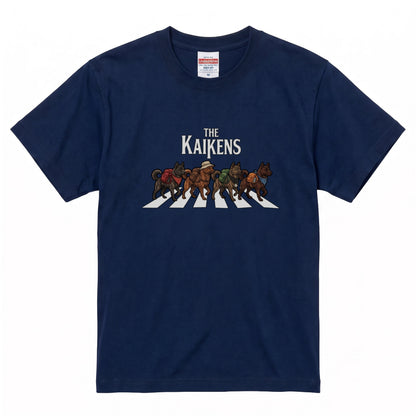 THE KAIKENS | 横断歩道 ゆるかわ 甲斐犬 キャンプ パロディTシャツ【犬好き・愛犬家・アウトドア・ギフトに最適】