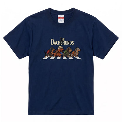 THE DACHSHUNDS | 横断歩道 ゆるかわ ダックスフンド キャンプ パロディTシャツ【犬好き・愛犬家・アウトドア・ギフトに最適】