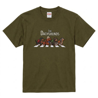 THE DACHSHUNDS | 横断歩道 ゆるかわ ダックスフンド キャンプ パロディTシャツ【犬好き・愛犬家・アウトドア・ギフトに最適】