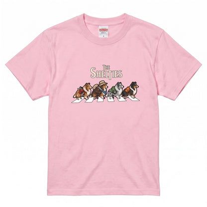 THE SHELTIES 横断歩道 キャンプ ゆるかわ Tシャツ 【犬好き・愛犬家・アウトドア・ギフトに最適】