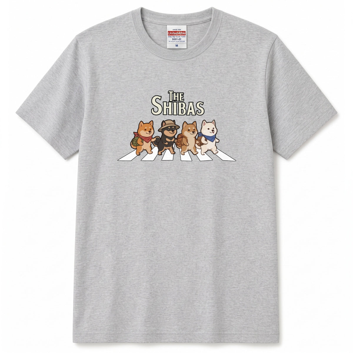 THE SHIBAS | 横断歩道 ゆるかわ 柴犬 キャンプ パロディTシャツ【犬好き・愛犬家・アウトドア・ギフトに最適】