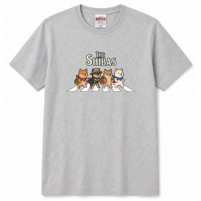 THE SHIBAS | 横断歩道 ゆるかわ 柴犬 キャンプ パロディTシャツ【犬好き・愛犬家・アウトドア・ギフトに最適】