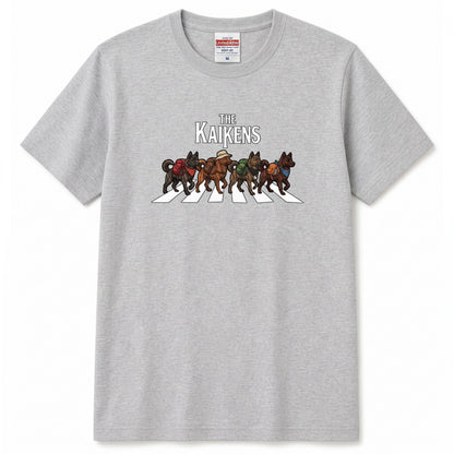 THE KAIKENS | 横断歩道 ゆるかわ 甲斐犬 キャンプ パロディTシャツ【犬好き・愛犬家・アウトドア・ギフトに最適】