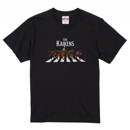 THE KAIKENS | 横断歩道 ゆるかわ 甲斐犬 キャンプ パロディTシャツ【犬好き・愛犬家・アウトドア・ギフトに最適】