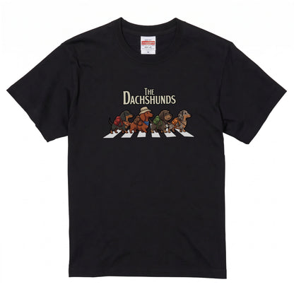THE DACHSHUNDS | 横断歩道 ゆるかわ ダックスフンド キャンプ パロディTシャツ【犬好き・愛犬家・アウトドア・ギフトに最適】