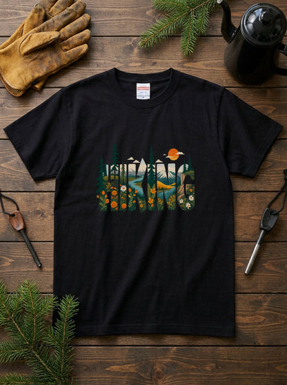 ヴィンテージ風 「HIKING」 文字 Tシャツ - レトロ 山脈 野花 イラスト グラフィックTシャツ 登山 服