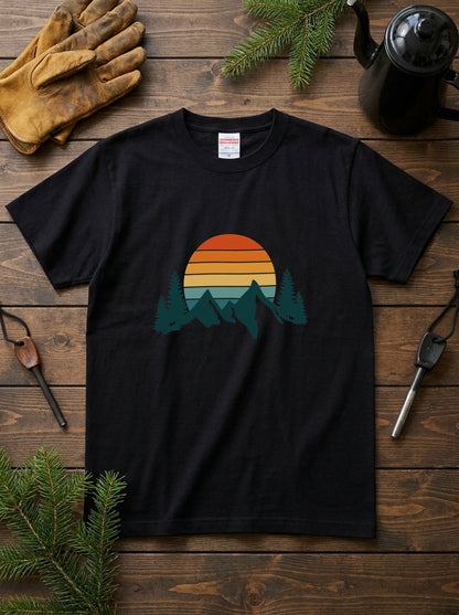 レトロ サンセット（夕日）山 Tシャツ - ヴィンテージ風 70年代 80年代 グラフィックTシャツ 登山 キャンプ 服