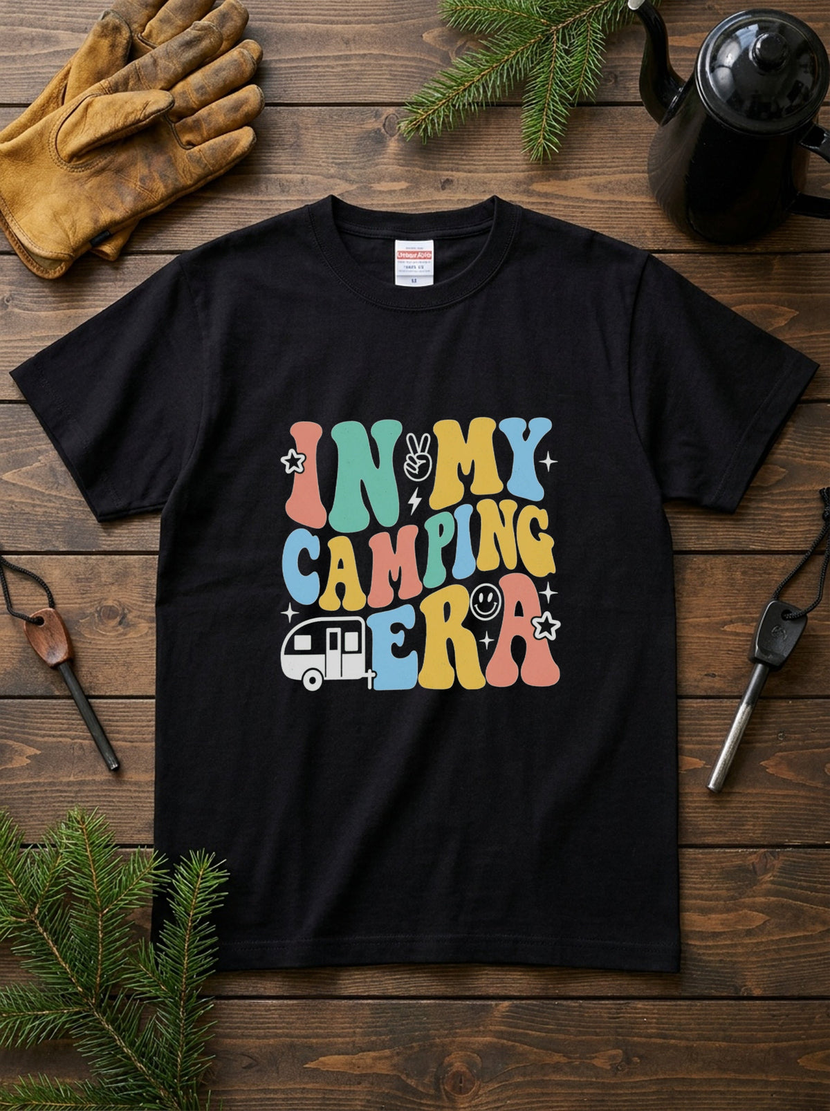 「In My Camping Era」 レトロ Tシャツ - 70年代風 ポップ カラフル フォント キャンプ アウトドア 服