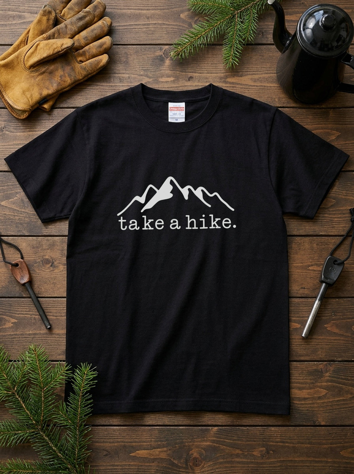 「Take a hike」山 Tシャツ - ミニマル マウンテン グラフィックTシャツ アウトドア 登山 キャンプ 服