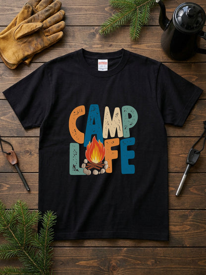 レトロ 「CAMP LIFE」 キャンプ Tシャツ - ヴィンテージ風 70年代 焚き火 グラフィックTシャツ アウトドア 服