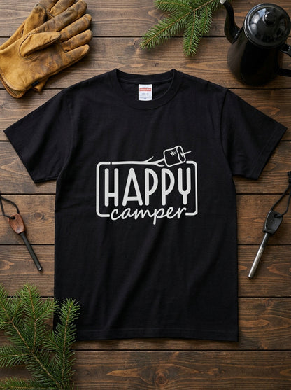 「Happy camper」ハッピーキャンパー Tシャツ - マシュマロ 焼き 焚き火 イラストTシャツ アウトドア 服