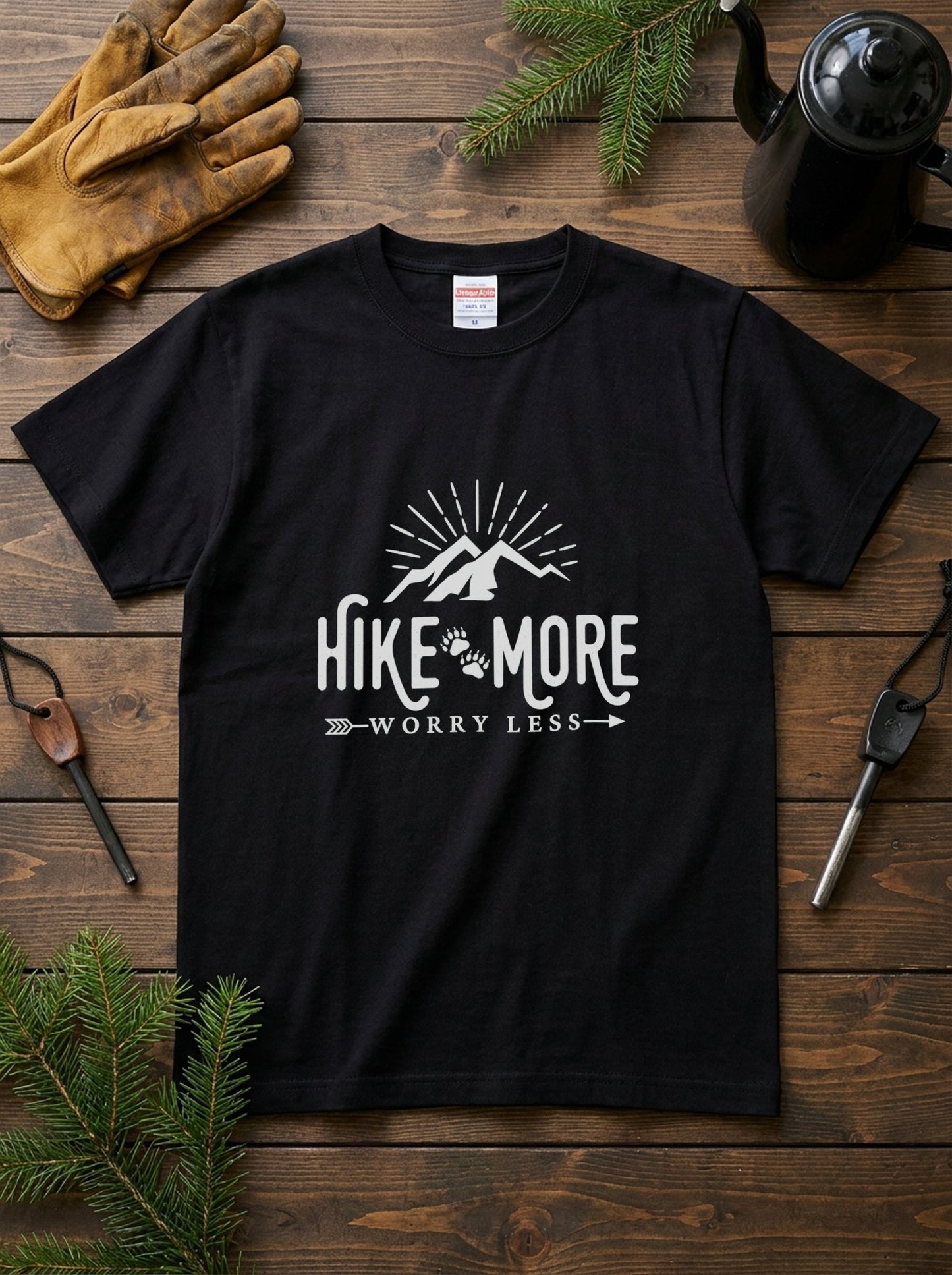 ヴィンテージ風 ハイキング & キャンプ Tシャツ - 「Hike more worry less」ユニセックス 半袖Tシャツ