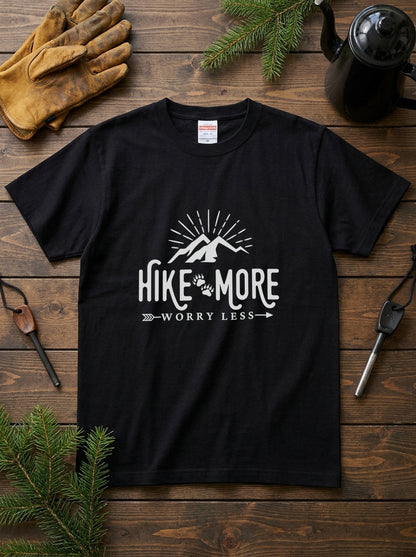 ヴィンテージ風 ハイキング & キャンプ Tシャツ - 「Hike more worry less」ユニセックス 半袖Tシャツ
