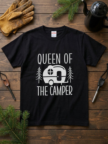 「Queen of the Camper」 Tシャツ - 女性用 レトロ キャンピングカー 森林 イラスト アウトドア 服