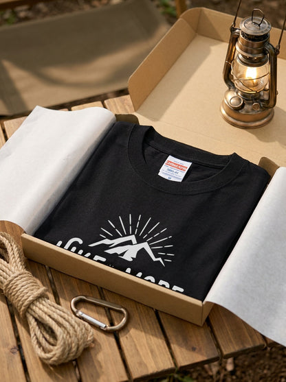 ヴィンテージ風 ハイキング & キャンプ Tシャツ - 「Hike more worry less」ユニセックス 半袖Tシャツ