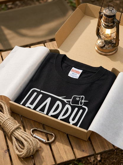 「Happy camper」ハッピーキャンパー Tシャツ - マシュマロ 焼き 焚き火 イラストTシャツ アウトドア 服