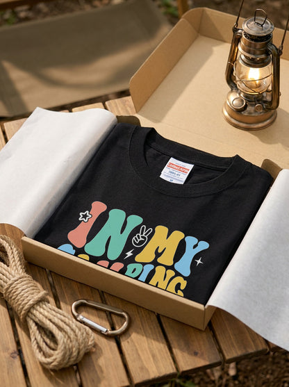 「In My Camping Era」 レトロ Tシャツ - 70年代風 ポップ カラフル フォント キャンプ アウトドア 服