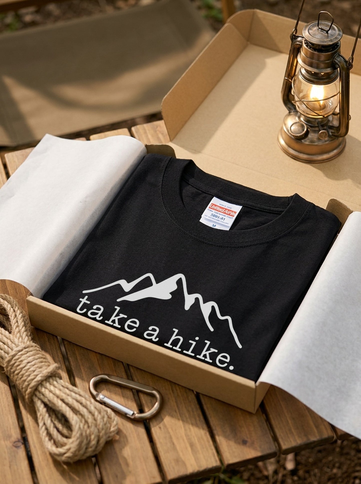 「Take a hike」山 Tシャツ - ミニマル マウンテン グラフィックTシャツ アウトドア 登山 キャンプ 服