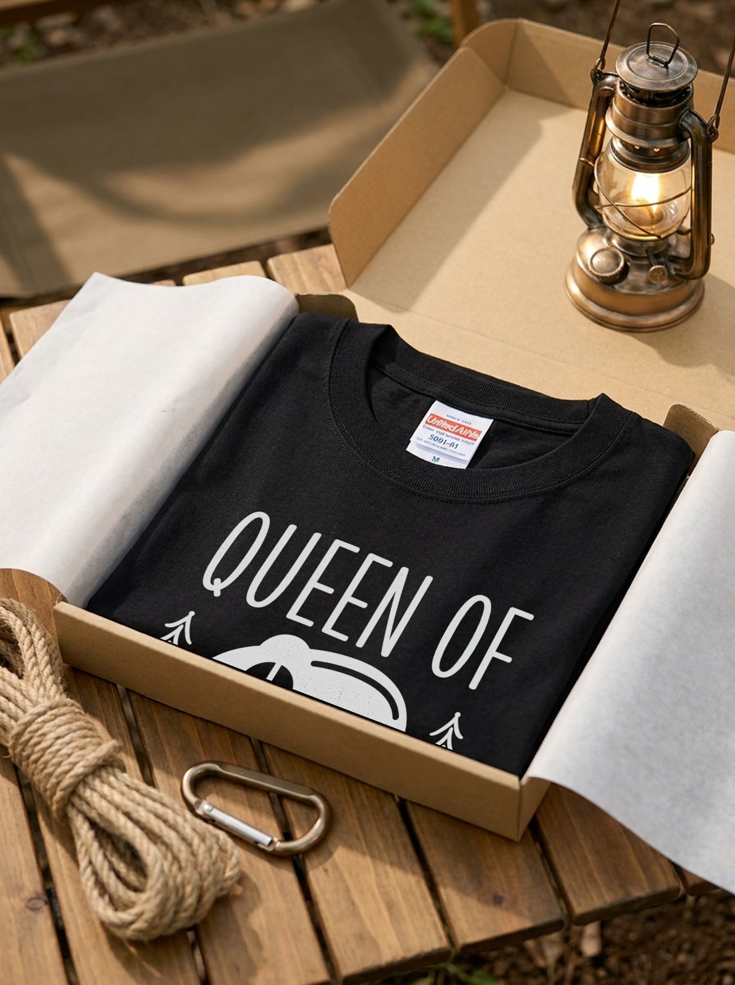 「Queen of the Camper」 Tシャツ - 女性用 レトロ キャンピングカー 森林 イラスト アウトドア 服