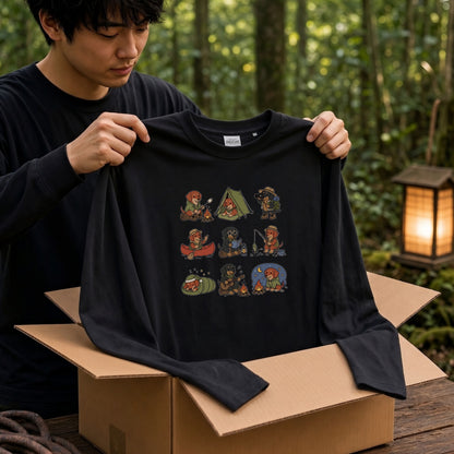 DACHSHUND CAMP | 手描き風 ミニチュアダックス キャンプギア かわいい グラフィック 長袖Tシャツ【犬雑貨・秋キャンプ・ルームウェア・ギフトに最適】