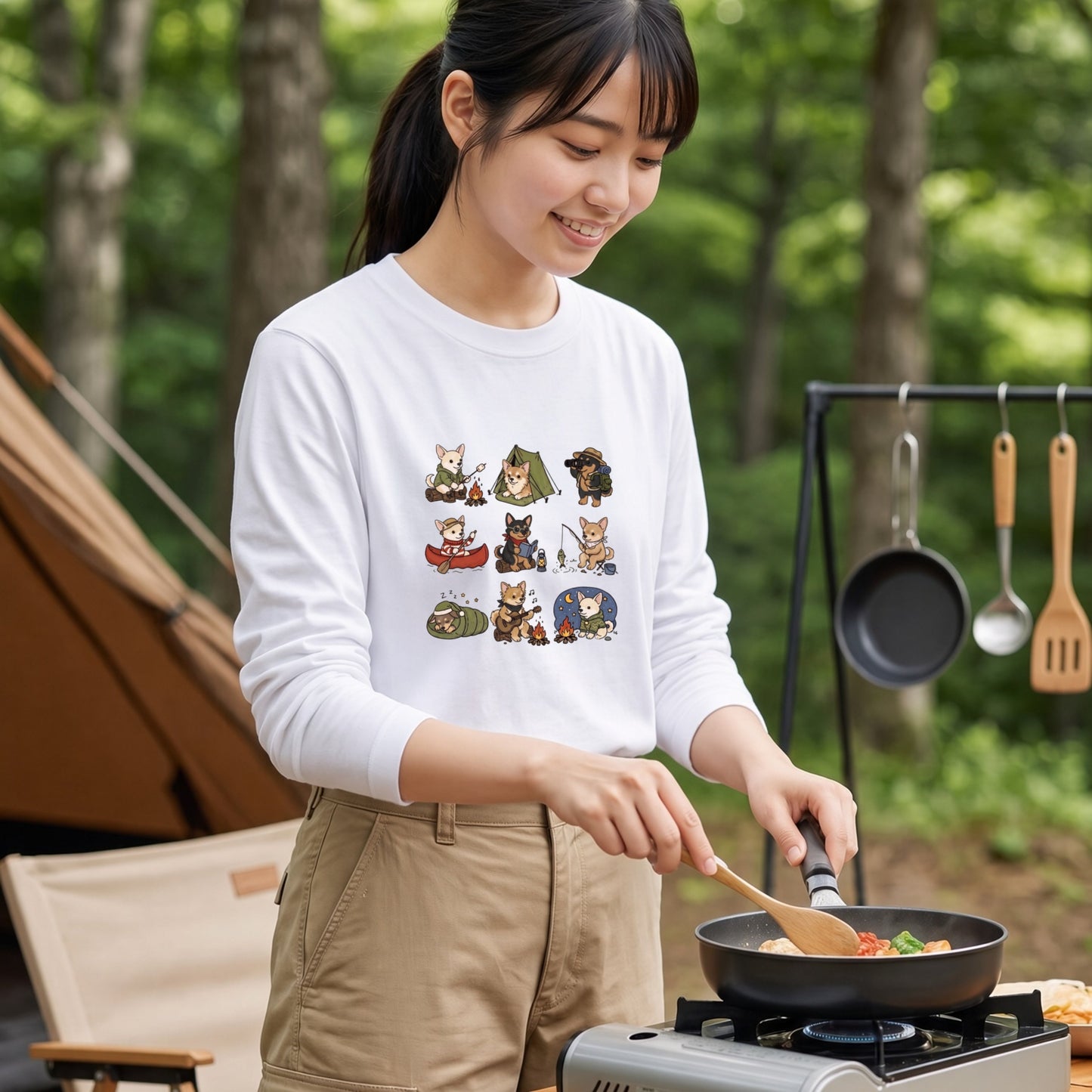CHIHUAHUA CAMP | 手描き風 チワワ キャンプギア かわいい グラフィック 長袖Tシャツ【犬雑貨・秋キャンプ・ルームウェア・ギフトに最適】