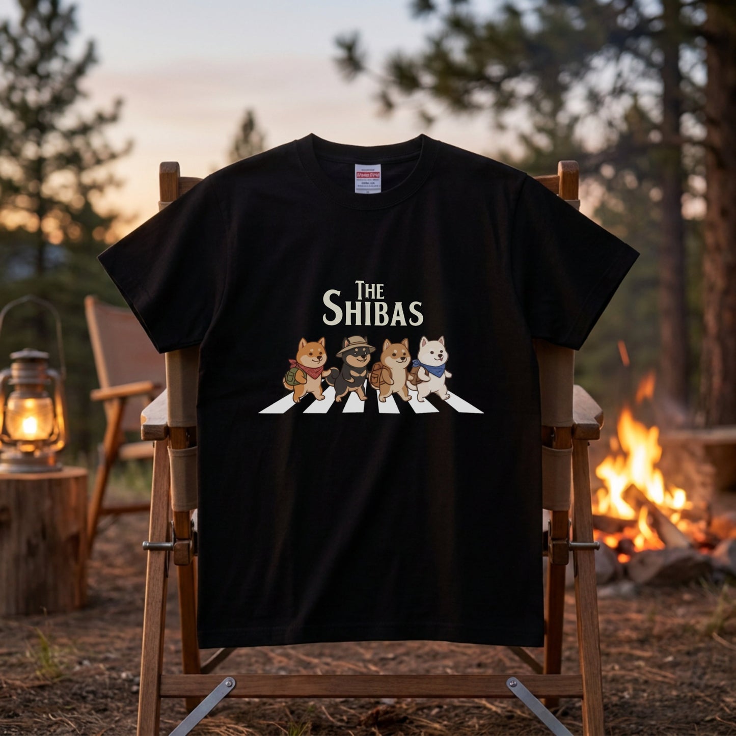 THE SHIBAS | 横断歩道 ゆるかわ 柴犬 キャンプ パロディTシャツ【犬好き・愛犬家・アウトドア・ギフトに最適】