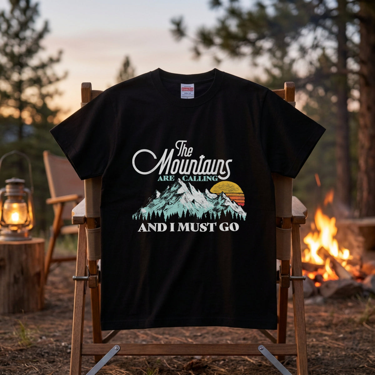 【The Mountains Are Calling】筆記体ロゴ＆夕焼け山脈 アメカジ黒Tシャツ | CAMPMODE