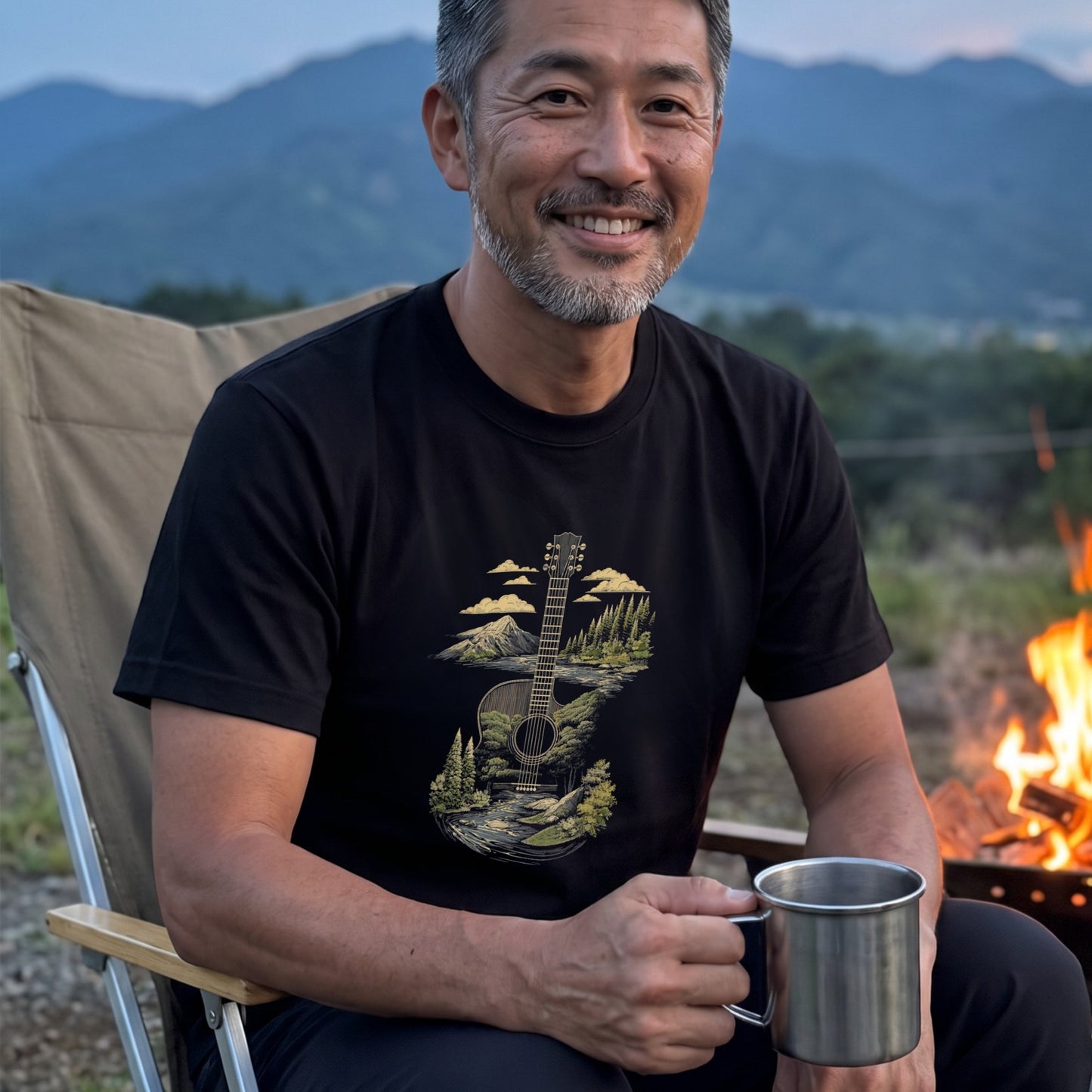 【縦型ギター＆渓流・森・山並み】おしゃれキャンプ黒Tシャツ | CAMPMODE