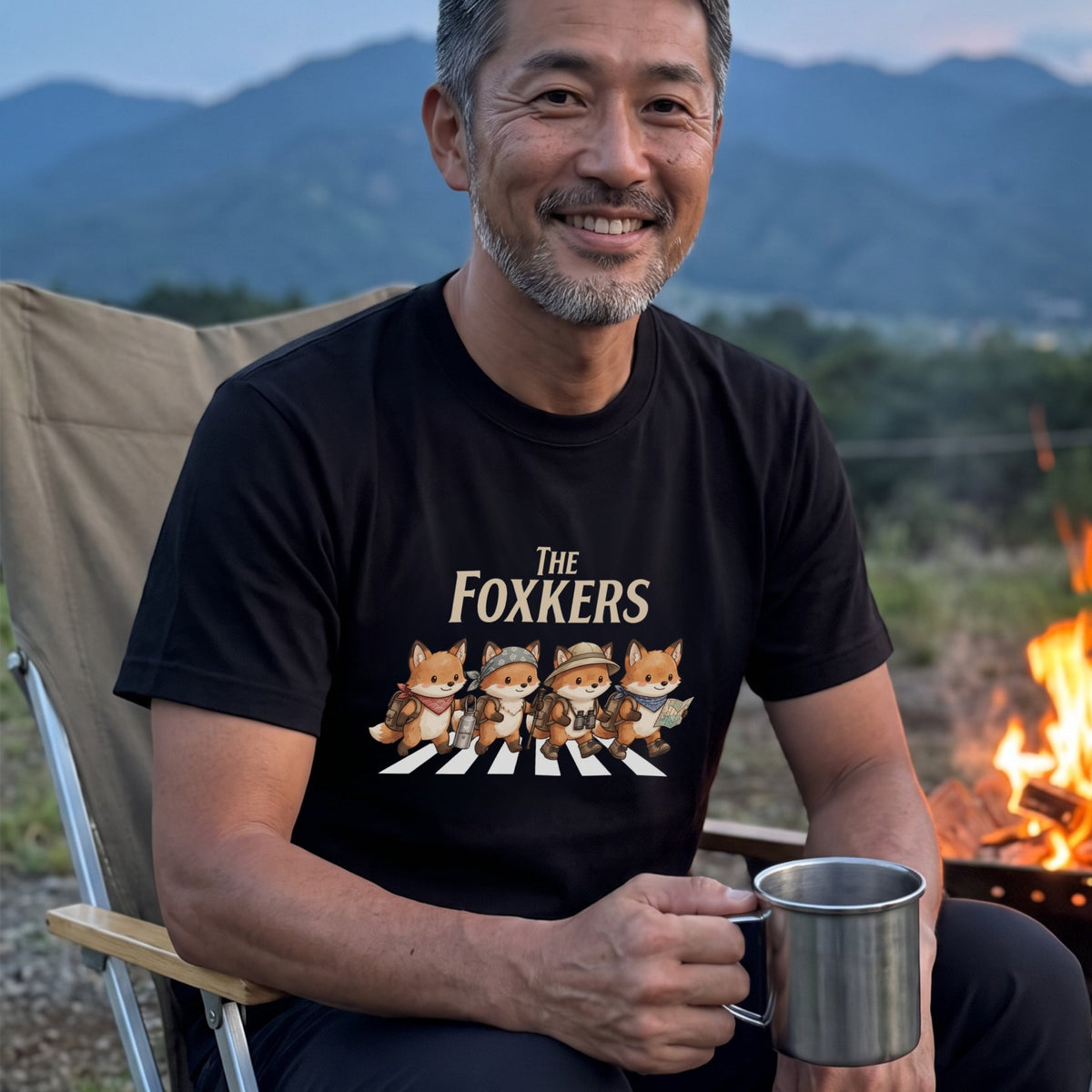 THE FOXKERS | 横断歩道 ゆるかわ キツネ キャンプ パロディTシャツ【狐好き・アウトドア・ギフトに最適】