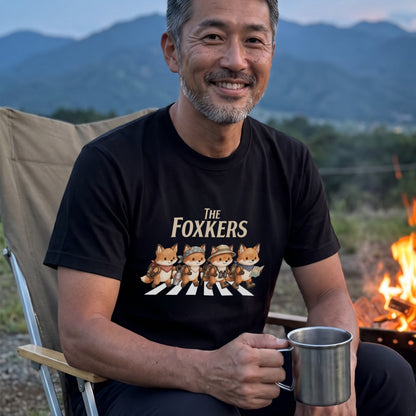 THE FOXKERS | 横断歩道 ゆるかわ キツネ キャンプ パロディTシャツ【狐好き・アウトドア・ギフトに最適】
