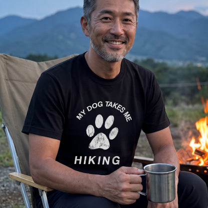 My Dog Takes Me Hiking Tシャツ ｜ 犬好き・愛犬・登山・ハイキング・アウトドアに人気