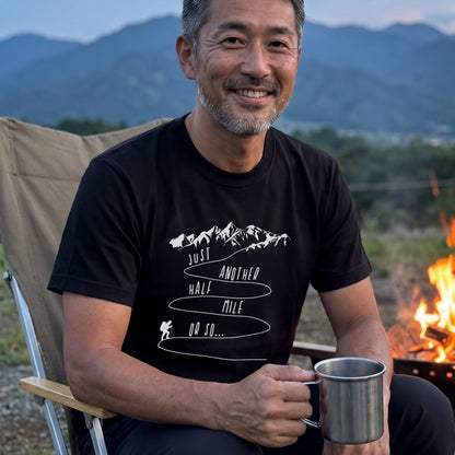 【Just Another Half Mile】あるある名言＆九十九折登山道 白線画 黒Tシャツ | CAMPMODE