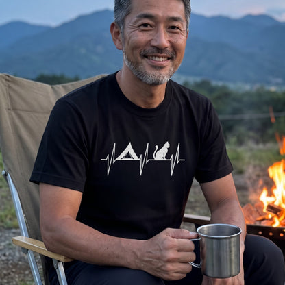 【心電図×テント×猫】キャンプ＆ネコ好き ハートビートグラフィック黒Tシャツ | CAMPMODE