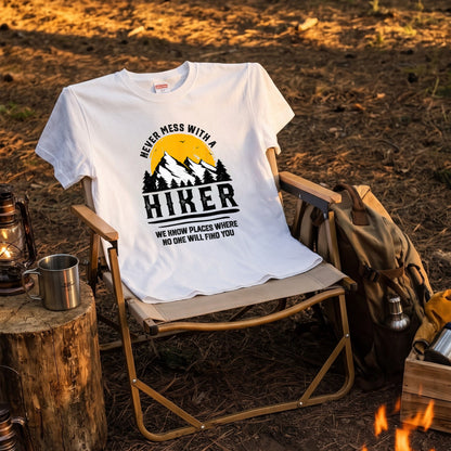 【Never Mess With A Hiker】ブラックユーモア名言＆山脈 白Tシャツ | CAMPMODE