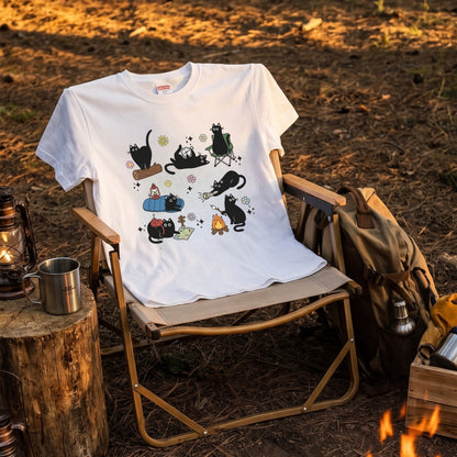 【黒猫ソロキャンプ】焚き火＆探検 猫イラスト かわいいアウトドア白Tシャツ | CAMPMODE