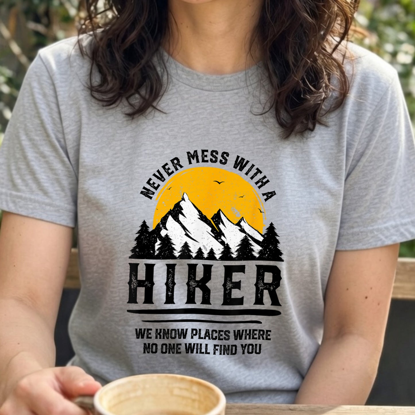 【Never Mess With A Hiker】ブラックユーモア名言＆山脈 白Tシャツ | CAMPMODE