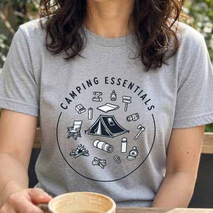 「キャンプ必需品：焚き火とテント — キャンプ愛好家のTシャツ」