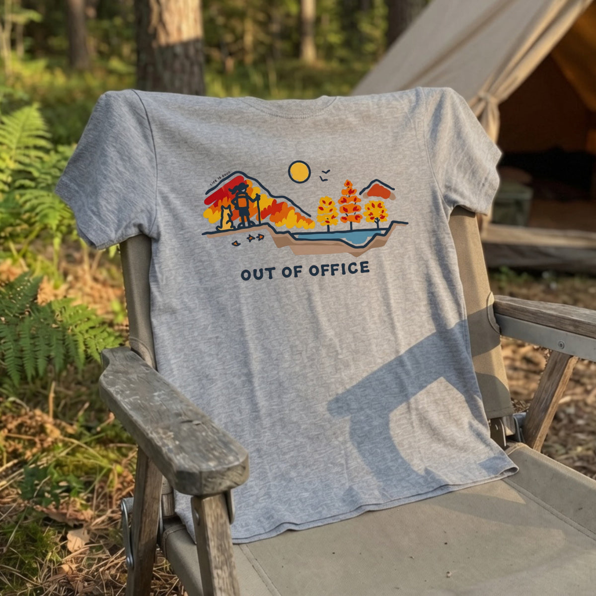 【OUT OF OFFICE】秋の紅葉・ハイキングおしゃれ白Tシャツ | CAMPMODE