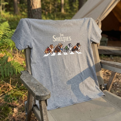 THE SHELTIES 横断歩道 キャンプ ゆるかわ Tシャツ 【犬好き・愛犬家・アウトドア・ギフトに最適】