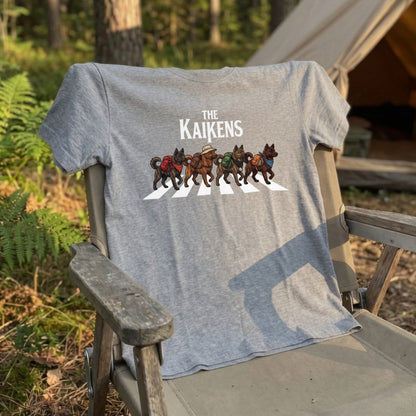 THE KAIKENS | 横断歩道 ゆるかわ 甲斐犬 キャンプ パロディTシャツ【犬好き・愛犬家・アウトドア・ギフトに最適】