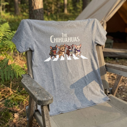 THE CHIHUAHUAS | 横断歩道 ゆるかわ チワワ キャンプ パロディTシャツ【犬好き・愛犬家・アウトドア・ギフトに最適】