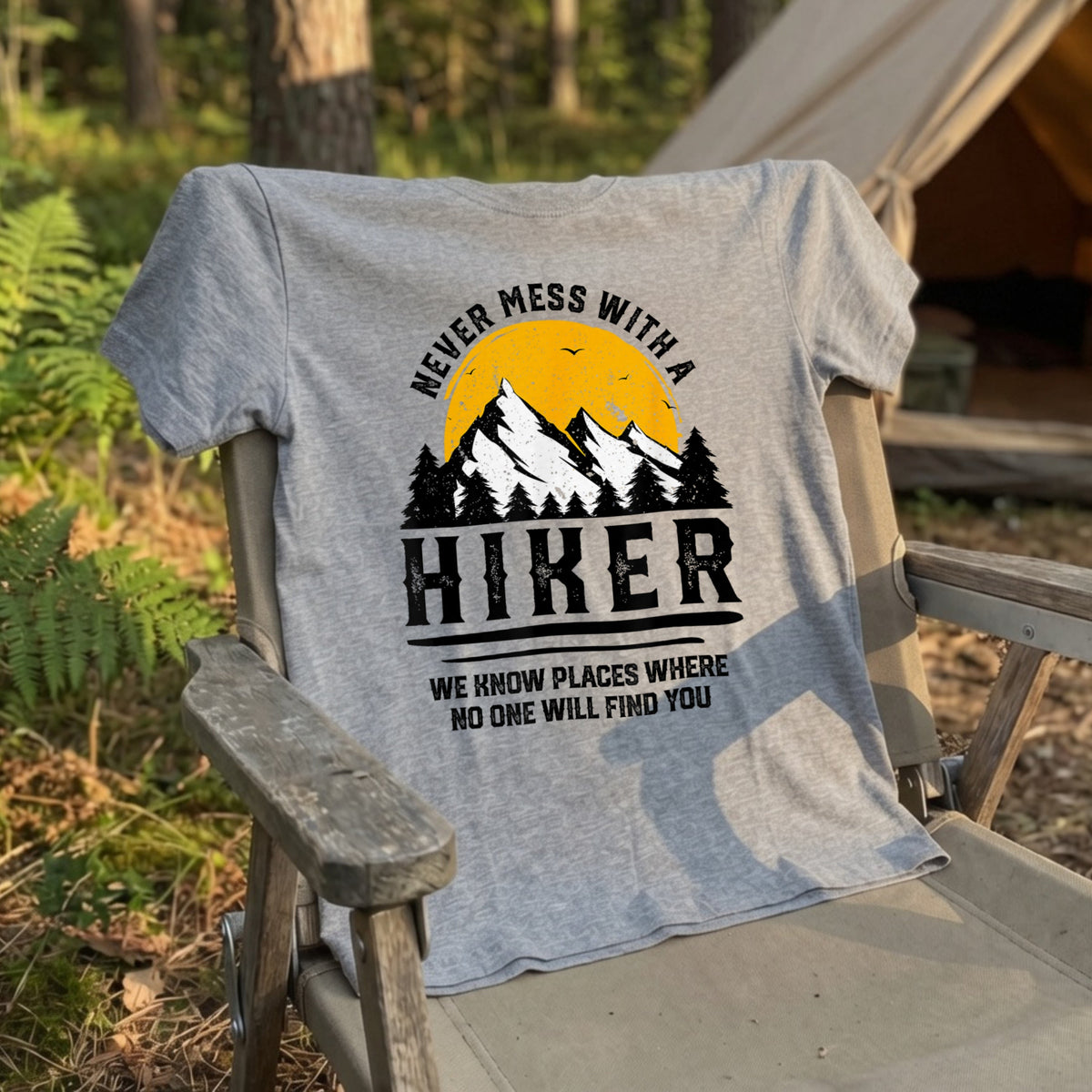 【Never Mess With A Hiker】ブラックユーモア名言＆山脈 白Tシャツ | CAMPMODE